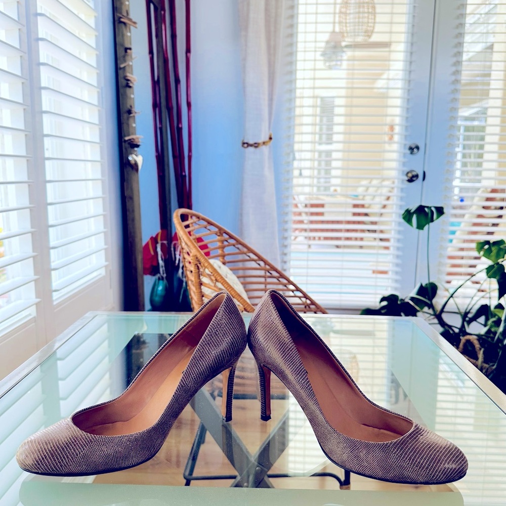 Ann Taylor tan beige snake skin pump heels